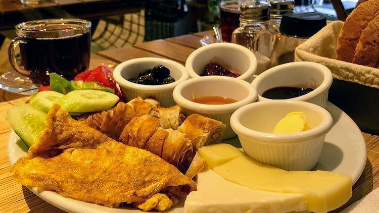 Hamur İşi Cafe kahvaltı sunumu